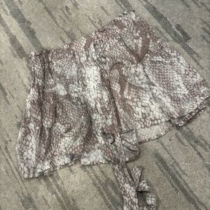 LIKE NEW women’s size medium snakeskin flowy shorts